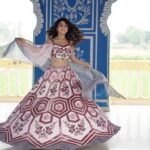 Twinkle Arora Instagram - Chunni meri rang de . . . . Outfit: @ka.kanishkaaggarwalofficial Makeup: @makeupbyparneetgrewal Hair: @komalhairstylest Photography: @ronniephotography28 Jewellery: @miranabymegha X @unigem.in Jewellery coordinated by: @yourstylistforever . #twinkle #twinklians #smile #softly #karanaujla