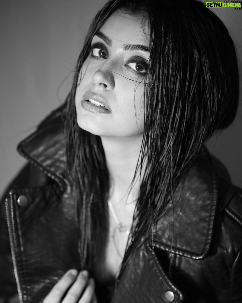 Twinkle Arora Instagram - Turned my world to black and white 🖤🖤🖤