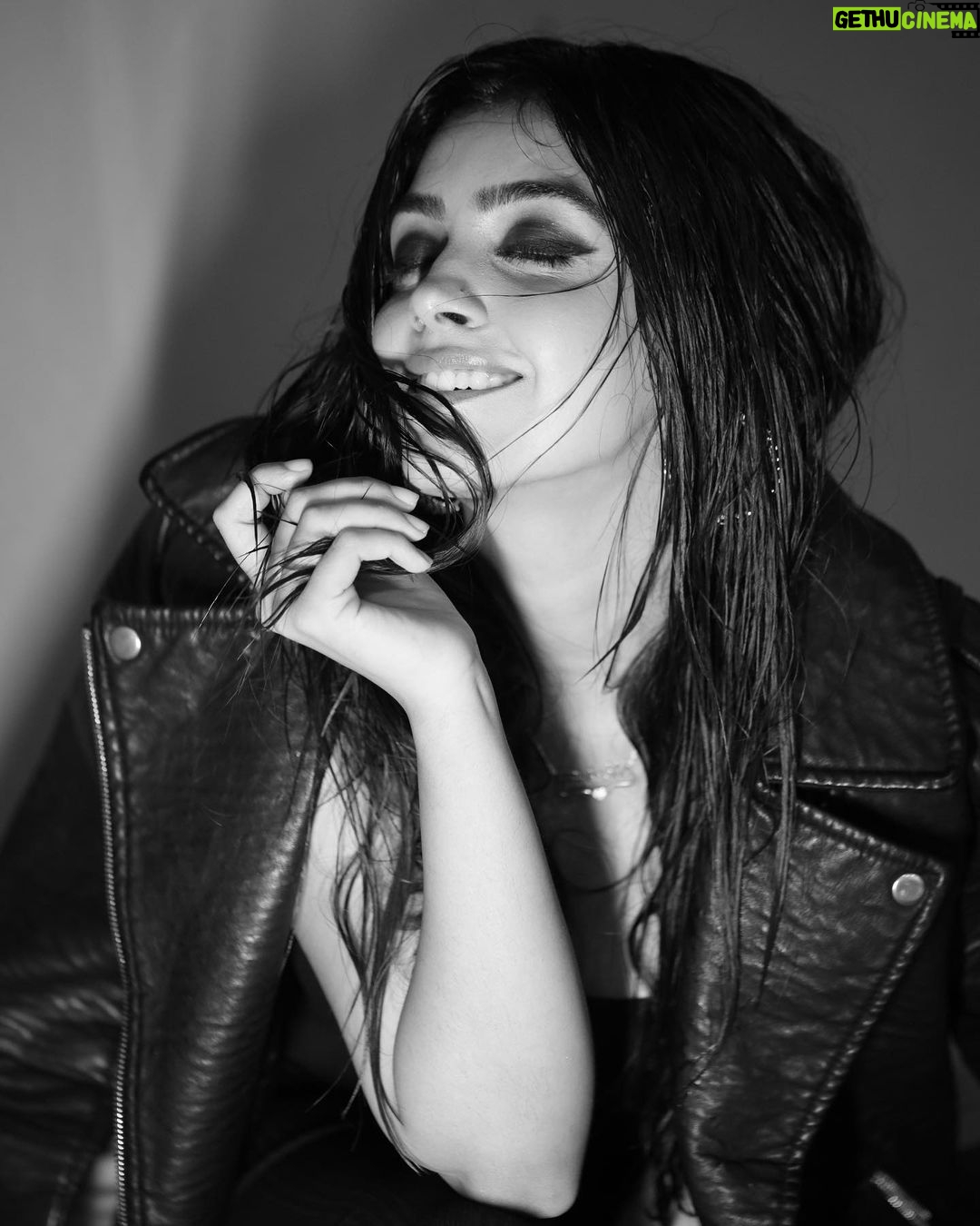 Twinkle Arora Instagram - Turned my world to black and white 🖤🖤🖤