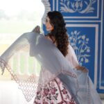 Twinkle Arora Instagram - Chunni meri rang de . . . . Outfit: @ka.kanishkaaggarwalofficial Makeup: @makeupbyparneetgrewal Hair: @komalhairstylest Photography: @ronniephotography28 Jewellery: @miranabymegha X @unigem.in Jewellery coordinated by: @yourstylistforever . #twinkle #twinklians #smile #softly #karanaujla