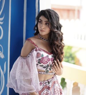 Twinkle Arora Instagram - temptation wrapped in casual elegance. ...

Outfit: @ka.kanishkaaggarwalofficial 
Makeup: @makeupbyparneetgrewal 
Hair: @komalhairstylest 
Photography: @ronniephotography28 
Jewellery: @miranabymegha X @unigem.in
Jewellery coordinated by: @yourstylistforever

.
#twinkle #twinklians
