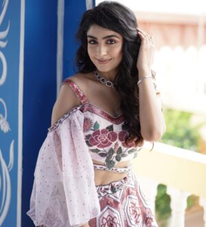 Twinkle Arora Instagram - temptation wrapped in casual elegance. ...

Outfit: @ka.kanishkaaggarwalofficial 
Makeup: @makeupbyparneetgrewal 
Hair: @komalhairstylest 
Photography: @ronniephotography28 
Jewellery: @miranabymegha X @unigem.in
Jewellery coordinated by: @yourstylistforever

.
#twinkle #twinklians