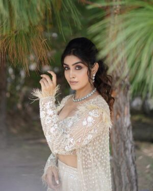 Twinkle Arora Instagram - 💛

Outfit: @kalighataindia 
Makeup: @makeupbyparneetgrewal 
Hair: @komalhairstylest 
Photography: @ronniephotography28 
Jewellery: @miranabymegha X @unigem.in 
Jewellery coordinated by: @yourstylistforever 
.
.
.
.

.
#twinkle #photoshoot