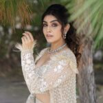 Twinkle Arora Instagram - 💛 Outfit: @kalighataindia Makeup: @makeupbyparneetgrewal Hair: @komalhairstylest Photography: @ronniephotography28 Jewellery: @miranabymegha X @unigem.in Jewellery coordinated by: @yourstylistforever . . . . . #twinkle #photoshoot