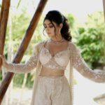 Twinkle Arora Instagram - 💛 Outfit: @kalighataindia Makeup: @makeupbyparneetgrewal Hair: @komalhairstylest Photography: @ronniephotography28 Jewellery: @miranabymegha X @unigem.in Jewellery coordinated by: @yourstylistforever . . . . . #twinkle #photoshoot