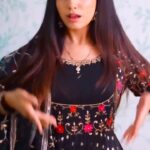 Twinkle Arora Instagram - So wanted to make a proper one made a quick version in my room . Btao kaisa laga ? 😍 Video credits @sahilgambhir_ . . . . . . #watjhumka #rockyrani #twinklearora #nehmat #dharma #yrf #dance #dancereels #smile #expressions