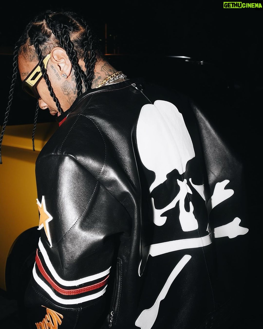 Tyga Instagram - Use to be in limbo now I set the bar… I ain’t hit my head but im seeing stars✨✨