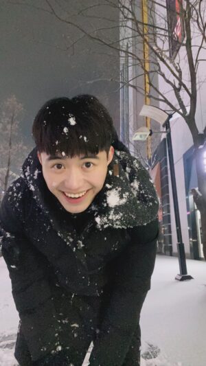 Tyler Ho Instagram - 親身示範為什麼走路要小心
-
Tips for walking on snow: Don’t not pay attention.