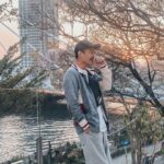 Tyler Ho Instagram - 有沒有一些時刻，你讀著一段文字，會不忍驚呼：「他把我藏在心底的話，再貼切不過地表達出來了！」 - 產生共鳴迴響的瞬間，真正療癒到的，是那個被理解的自己。 - 心靈成長類的書籍開始遍地開花，這也反映出當今社會人們對於精神上的字療需求及重視的區塊，今昔相較，真的，不一樣了。 習慣了閱讀英文書的我，新年來個新嘗試，因緣際會下接觸中文作品，認識了這位90後，來自香港的年輕作家不朽。 她喜歡文字，來台灣讀書，也去過韓國交換，現在則是在北京電影學院讀研究所，主修劇本創作。 已經有趣的背景再加上一份可愛的熟悉。她的別名，竟也是泰勒。 因為她，中文的蘊涵，我重新動了情。才想起國中時對中文古詞的熱愛僅僅因為是成績優秀，在超群的世界裏自以為那就是喜歡，其實那只是擅長。 但這次，沒有必須追的分，只有欣賞的作者，和輕柔且偏愛浪漫的文字。 簡單的一句「我愛你。」，它激起的波瀾，在懂得這門語言的使用者和中文為母語人士中，存在著巨大的差異。 - 那天在烏托邦的風好大好猛，我卻只記得她對寫作的愛，化作了我繼續勇敢的燃料，成了冬日裏的暖陽。 #好書推薦 #月亮是夜晚唯一的光芒 #不朽 #泰勒 烏托邦書店