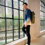 Tyler Ho Instagram - 「防水包也可以很斯文！」 看我照片左滑笑的有多一開不可收拾就知道，找到愛用品牌的喜悅！ - (?) 我很奇怪的是對影像的鏡頭不會害羞，但是一碰到靜態攝影就很常尷尬到爆😭 拍照當模特一直都是大罩門…不過也謝謝有厲害，願意幫忙攝影的朋友，才有這組可愛照片！ 台北最近真的雨都是沒有在客氣的一直猛下，近期最愛包沒有之一，真的有實用💙 對我來說最大的優點就是： 「完全防水」、「容納空間大」 濕漉漉的天氣，不管上班上學還是簡單外出，一裝就行囊全都塞進去～ 連16吋的電腦都能夠被附有襯墊的夾層保護地好好的。 我雖然不是材質專家，但隨意的性格很容易造成包包出現污漬、刮痕或有其他輕損的現象，不過這款RULLEN真的「很耐操！」 非常容易清潔，而且一背就感覺得到要背著3-5年都不成問題～很適合想要有個質感好包，又小資節省的年輕族群👍 下單前，歡迎大家使用我的85折扣優惠碼：TLHO @gastonluga @gastonluga_pezcrown_taiwan 網站底家✨✨✨：https://gastonluga.com/tw/ 全球免運，30天內免費退換 #anywherewithGL #GastonLuga 🌍全球30天免費退換貨服務 現正官網的活動是：夏日限定，凡購買任一背包即送Smiley環保袋（請以官網活動為主）