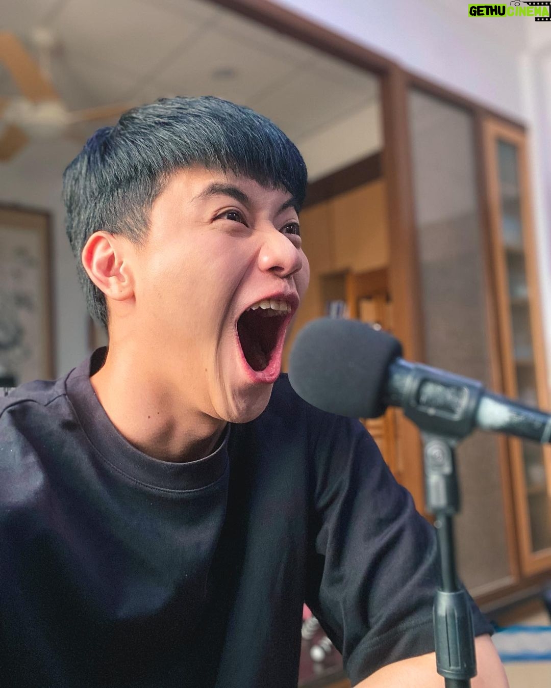 Tyler Ho Instagram - 從小到大最愛做的就是講話,愛講話的程度是到讓媽媽忍不住說, 👩🏻:「拜託安靜五分鐘,給你小禮物再加200塊!」 這次終於能夠名正言順跟大家話家常了😜🤪🤣 這陣子跟朋友一起開始了新的嘗試,登登登登:我們有自己的Podcast了! @brosbond 追蹤趕緊按起來🔥🔥🔥 主要會我和 @kiqueconcor 和安,一起展開話題,不論是流行時事、奇人軼事、閒來無事,還是一二三四,什麼都聊,什麼都新鮮! 對差不多這些表情包都會看到! 如果有認識我或和安的朋友有興趣上節目一起玩,當特別來賓也很歡迎👏 我們才剛剛開始,也沒被專業訓練過,可能很生疏,但還是很令人心動的一個小夢想,所以想跟大家分享。 #podcast #funnyshit #litaf #taiwan #peru #englishpodcast #파캐스트 #대만 #페루 #재밌이야기 Tainan, Taiwan