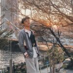 Tyler Ho Instagram - 有沒有一些時刻，你讀著一段文字，會不忍驚呼：「他把我藏在心底的話，再貼切不過地表達出來了！」 - 產生共鳴迴響的瞬間，真正療癒到的，是那個被理解的自己。 - 心靈成長類的書籍開始遍地開花，這也反映出當今社會人們對於精神上的字療需求及重視的區塊，今昔相較，真的，不一樣了。 習慣了閱讀英文書的我，新年來個新嘗試，因緣際會下接觸中文作品，認識了這位90後，來自香港的年輕作家不朽。 她喜歡文字，來台灣讀書，也去過韓國交換，現在則是在北京電影學院讀研究所，主修劇本創作。 已經有趣的背景再加上一份可愛的熟悉。她的別名，竟也是泰勒。 因為她，中文的蘊涵，我重新動了情。才想起國中時對中文古詞的熱愛僅僅因為是成績優秀，在超群的世界裏自以為那就是喜歡，其實那只是擅長。 但這次，沒有必須追的分，只有欣賞的作者，和輕柔且偏愛浪漫的文字。 簡單的一句「我愛你。」，它激起的波瀾，在懂得這門語言的使用者和中文為母語人士中，存在著巨大的差異。 - 那天在烏托邦的風好大好猛，我卻只記得她對寫作的愛，化作了我繼續勇敢的燃料，成了冬日裏的暖陽。 #好書推薦 #月亮是夜晚唯一的光芒 #不朽 #泰勒 烏托邦書店