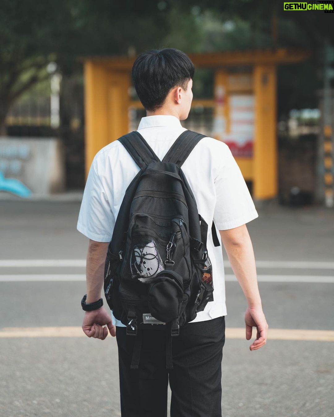 Tyler Ho Instagram - 你是有天賦的,相信我說的話。會讓你心生「我想好好地做這件事情。」那樣的意念,便是才華的源頭。—史黛拉•阿德勒 註:史黛拉•阿德勒(唯一一位赴法國向康斯坦丁•斯坦尼拉夫斯基學習的美國藝術家) 從事藝術領域的年輕人,總是在麵包和藝術中拔河,如果你也深處其中,或是對於「表演」,好像學了好多好多「技巧」,也解鎖了不少「流派」,卻始終無法定錨和抓到舒服進入角色的節奏,很推薦閱讀看看Stella Adler老師的書籍。 書裡多為口語紀錄,真的很像老師在你面前諄諄教誨。一方面感嘆竟然可以從文字中體會到暖流中的瑟瑟犀利,另一方面又害怕極了(我如果出生在那世代又學表演,絕對是被電爆的那個庸才😂 書本截圖往右滑➡️ - You have talent. Take my word for it. The thing that makes you say, “I want to do something.”— that is the beginning of talent. — Stella Adler (The only American artist who went to Paris to study with Konstantin Stanislavski.) - 당신은 천부적인 재능이 있다. 내 말을 믿어라. '이 일을 제대로 하고 싶다'는 생각이 드는 것. 그것이 재능의 근원이다. #연기자 #단편영화촬영 #表演藝術 #stellaadler #acting #theacrtofacting #書籍推薦 Taipei, Taiwan
