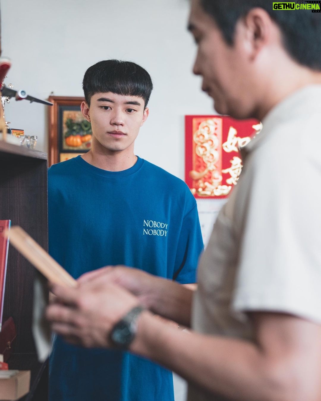 Tyler Ho Instagram - 你是有天賦的,相信我說的話。會讓你心生「我想好好地做這件事情。」那樣的意念,便是才華的源頭。—史黛拉•阿德勒 註:史黛拉•阿德勒(唯一一位赴法國向康斯坦丁•斯坦尼拉夫斯基學習的美國藝術家) 從事藝術領域的年輕人,總是在麵包和藝術中拔河,如果你也深處其中,或是對於「表演」,好像學了好多好多「技巧」,也解鎖了不少「流派」,卻始終無法定錨和抓到舒服進入角色的節奏,很推薦閱讀看看Stella Adler老師的書籍。 書裡多為口語紀錄,真的很像老師在你面前諄諄教誨。一方面感嘆竟然可以從文字中體會到暖流中的瑟瑟犀利,另一方面又害怕極了(我如果出生在那世代又學表演,絕對是被電爆的那個庸才😂 書本截圖往右滑➡️ - You have talent. Take my word for it. The thing that makes you say, “I want to do something.”— that is the beginning of talent. — Stella Adler (The only American artist who went to Paris to study with Konstantin Stanislavski.) - 당신은 천부적인 재능이 있다. 내 말을 믿어라. '이 일을 제대로 하고 싶다'는 생각이 드는 것. 그것이 재능의 근원이다. #연기자 #단편영화촬영 #表演藝術 #stellaadler #acting #theacrtofacting #書籍推薦 Taipei, Taiwan