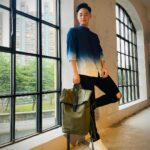Tyler Ho Instagram - 「防水包也可以很斯文！」 看我照片左滑笑的有多一開不可收拾就知道，找到愛用品牌的喜悅！ - (?) 我很奇怪的是對影像的鏡頭不會害羞，但是一碰到靜態攝影就很常尷尬到爆😭 拍照當模特一直都是大罩門…不過也謝謝有厲害，願意幫忙攝影的朋友，才有這組可愛照片！ 台北最近真的雨都是沒有在客氣的一直猛下，近期最愛包沒有之一，真的有實用💙 對我來說最大的優點就是： 「完全防水」、「容納空間大」 濕漉漉的天氣，不管上班上學還是簡單外出，一裝就行囊全都塞進去～ 連16吋的電腦都能夠被附有襯墊的夾層保護地好好的。 我雖然不是材質專家，但隨意的性格很容易造成包包出現污漬、刮痕或有其他輕損的現象，不過這款RULLEN真的「很耐操！」 非常容易清潔，而且一背就感覺得到要背著3-5年都不成問題～很適合想要有個質感好包，又小資節省的年輕族群👍 下單前，歡迎大家使用我的85折扣優惠碼：TLHO @gastonluga @gastonluga_pezcrown_taiwan 網站底家✨✨✨：https://gastonluga.com/tw/ 全球免運，30天內免費退換 #anywherewithGL #GastonLuga 🌍全球30天免費退換貨服務 現正官網的活動是：夏日限定，凡購買任一背包即送Smiley環保袋（請以官網活動為主）
