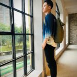 Tyler Ho Instagram - 「防水包也可以很斯文！」 看我照片左滑笑的有多一開不可收拾就知道，找到愛用品牌的喜悅！ - (?) 我很奇怪的是對影像的鏡頭不會害羞，但是一碰到靜態攝影就很常尷尬到爆😭 拍照當模特一直都是大罩門…不過也謝謝有厲害，願意幫忙攝影的朋友，才有這組可愛照片！ 台北最近真的雨都是沒有在客氣的一直猛下，近期最愛包沒有之一，真的有實用💙 對我來說最大的優點就是： 「完全防水」、「容納空間大」 濕漉漉的天氣，不管上班上學還是簡單外出，一裝就行囊全都塞進去～ 連16吋的電腦都能夠被附有襯墊的夾層保護地好好的。 我雖然不是材質專家，但隨意的性格很容易造成包包出現污漬、刮痕或有其他輕損的現象，不過這款RULLEN真的「很耐操！」 非常容易清潔，而且一背就感覺得到要背著3-5年都不成問題～很適合想要有個質感好包，又小資節省的年輕族群👍 下單前，歡迎大家使用我的85折扣優惠碼：TLHO @gastonluga @gastonluga_pezcrown_taiwan 網站底家✨✨✨：https://gastonluga.com/tw/ 全球免運，30天內免費退換 #anywherewithGL #GastonLuga 🌍全球30天免費退換貨服務 現正官網的活動是：夏日限定，凡購買任一背包即送Smiley環保袋（請以官網活動為主）