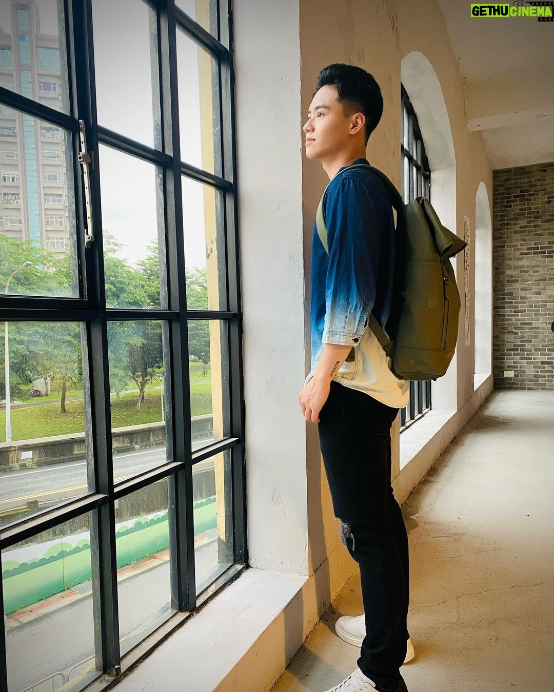 Tyler Ho Instagram - 「防水包也可以很斯文!」 看我照片左滑笑的有多一開不可收拾就知道,找到愛用品牌的喜悅! - (?) 我很奇怪的是對影像的鏡頭不會害羞,但是一碰到靜態攝影就很常尷尬到爆😭 拍照當模特一直都是大罩門…不過也謝謝有厲害,願意幫忙攝影的朋友,才有這組可愛照片! 台北最近真的雨都是沒有在客氣的一直猛下,近期最愛包沒有之一,真的有實用💙 對我來說最大的優點就是: 「完全防水」、「容納空間大」 濕漉漉的天氣,不管上班上學還是簡單外出,一裝就行囊全都塞進去~ 連16吋的電腦都能夠被附有襯墊的夾層保護地好好的。 我雖然不是材質專家,但隨意的性格很容易造成包包出現污漬、刮痕或有其他輕損的現象,不過這款RULLEN真的「很耐操!」 非常容易清潔,而且一背就感覺得到要背著3-5年都不成問題~很適合想要有個質感好包,又小資節省的年輕族群👍 下單前,歡迎大家使用我的85折扣優惠碼:TLHO @gastonluga @gastonluga_pezcrown_taiwan 網站底家✨✨✨:https://gastonluga.com/tw/ 全球免運,30天內免費退換 #anywherewithGL #GastonLuga 🌍全球30天免費退換貨服務 現正官網的活動是:夏日限定,凡購買任一背包即送Smiley環保袋(請以官網活動為主)