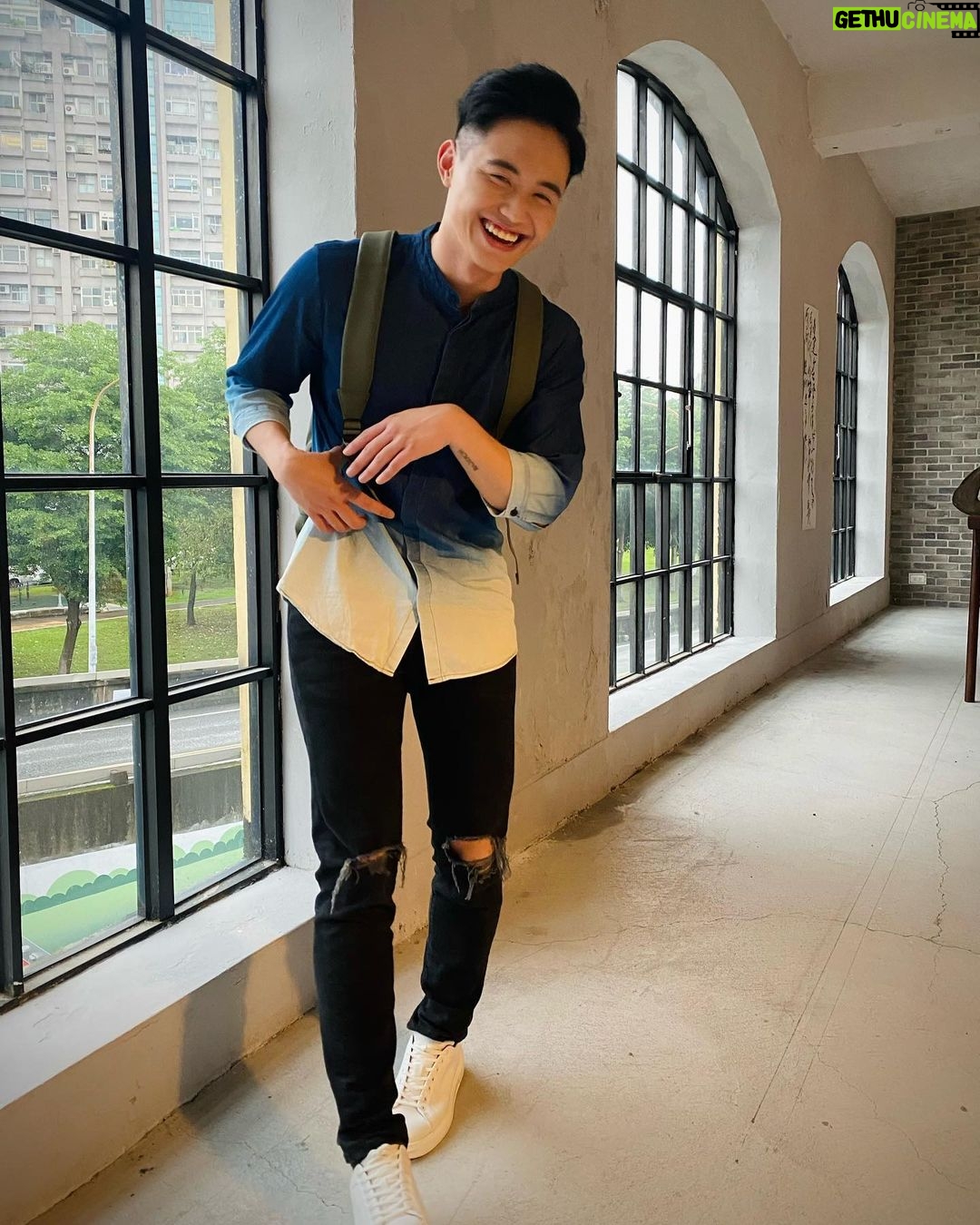 Tyler Ho Instagram - 「防水包也可以很斯文!」 看我照片左滑笑的有多一開不可收拾就知道,找到愛用品牌的喜悅! - (?) 我很奇怪的是對影像的鏡頭不會害羞,但是一碰到靜態攝影就很常尷尬到爆😭 拍照當模特一直都是大罩門…不過也謝謝有厲害,願意幫忙攝影的朋友,才有這組可愛照片! 台北最近真的雨都是沒有在客氣的一直猛下,近期最愛包沒有之一,真的有實用💙 對我來說最大的優點就是: 「完全防水」、「容納空間大」 濕漉漉的天氣,不管上班上學還是簡單外出,一裝就行囊全都塞進去~ 連16吋的電腦都能夠被附有襯墊的夾層保護地好好的。 我雖然不是材質專家,但隨意的性格很容易造成包包出現污漬、刮痕或有其他輕損的現象,不過這款RULLEN真的「很耐操!」 非常容易清潔,而且一背就感覺得到要背著3-5年都不成問題~很適合想要有個質感好包,又小資節省的年輕族群👍 下單前,歡迎大家使用我的85折扣優惠碼:TLHO @gastonluga @gastonluga_pezcrown_taiwan 網站底家✨✨✨:https://gastonluga.com/tw/ 全球免運,30天內免費退換 #anywherewithGL #GastonLuga 🌍全球30天免費退換貨服務 現正官網的活動是:夏日限定,凡購買任一背包即送Smiley環保袋(請以官網活動為主)