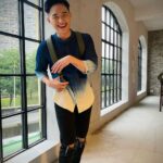 Tyler Ho Instagram - 「防水包也可以很斯文！」 看我照片左滑笑的有多一開不可收拾就知道，找到愛用品牌的喜悅！ - (?) 我很奇怪的是對影像的鏡頭不會害羞，但是一碰到靜態攝影就很常尷尬到爆😭 拍照當模特一直都是大罩門…不過也謝謝有厲害，願意幫忙攝影的朋友，才有這組可愛照片！ 台北最近真的雨都是沒有在客氣的一直猛下，近期最愛包沒有之一，真的有實用💙 對我來說最大的優點就是： 「完全防水」、「容納空間大」 濕漉漉的天氣，不管上班上學還是簡單外出，一裝就行囊全都塞進去～ 連16吋的電腦都能夠被附有襯墊的夾層保護地好好的。 我雖然不是材質專家，但隨意的性格很容易造成包包出現污漬、刮痕或有其他輕損的現象，不過這款RULLEN真的「很耐操！」 非常容易清潔，而且一背就感覺得到要背著3-5年都不成問題～很適合想要有個質感好包，又小資節省的年輕族群👍 下單前，歡迎大家使用我的85折扣優惠碼：TLHO @gastonluga @gastonluga_pezcrown_taiwan 網站底家✨✨✨：https://gastonluga.com/tw/ 全球免運，30天內免費退換 #anywherewithGL #GastonLuga 🌍全球30天免費退換貨服務 現正官網的活動是：夏日限定，凡購買任一背包即送Smiley環保袋（請以官網活動為主）