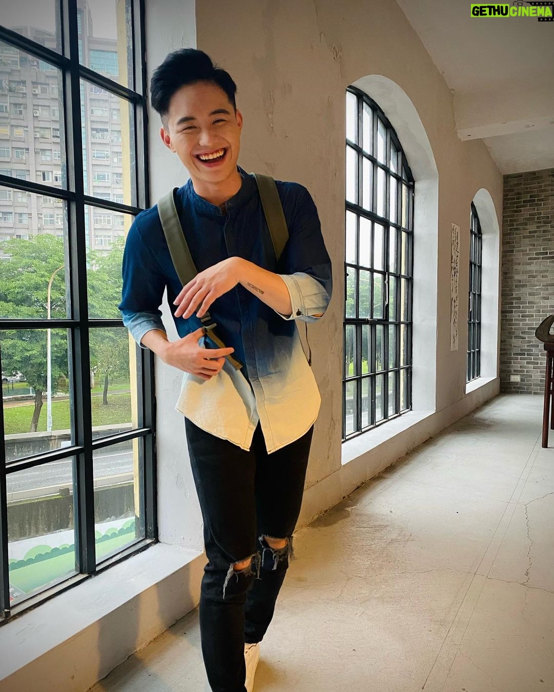 Tyler Ho Instagram - 「防水包也可以很斯文!」 看我照片左滑笑的有多一開不可收拾就知道,找到愛用品牌的喜悅! - (?) 我很奇怪的是對影像的鏡頭不會害羞,但是一碰到靜態攝影就很常尷尬到爆😭 拍照當模特一直都是大罩門…不過也謝謝有厲害,願意幫忙攝影的朋友,才有這組可愛照片! 台北最近真的雨都是沒有在客氣的一直猛下,近期最愛包沒有之一,真的有實用💙 對我來說最大的優點就是: 「完全防水」、「容納空間大」 濕漉漉的天氣,不管上班上學還是簡單外出,一裝就行囊全都塞進去~ 連16吋的電腦都能夠被附有襯墊的夾層保護地好好的。 我雖然不是材質專家,但隨意的性格很容易造成包包出現污漬、刮痕或有其他輕損的現象,不過這款RULLEN真的「很耐操!」 非常容易清潔,而且一背就感覺得到要背著3-5年都不成問題~很適合想要有個質感好包,又小資節省的年輕族群👍 下單前,歡迎大家使用我的85折扣優惠碼:TLHO @gastonluga @gastonluga_pezcrown_taiwan 網站底家✨✨✨:https://gastonluga.com/tw/ 全球免運,30天內免費退換 #anywherewithGL #GastonLuga 🌍全球30天免費退換貨服務 現正官網的活動是:夏日限定,凡購買任一背包即送Smiley環保袋(請以官網活動為主)
