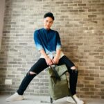 Tyler Ho Instagram - 「防水包也可以很斯文！」 看我照片左滑笑的有多一開不可收拾就知道，找到愛用品牌的喜悅！ - (?) 我很奇怪的是對影像的鏡頭不會害羞，但是一碰到靜態攝影就很常尷尬到爆😭 拍照當模特一直都是大罩門…不過也謝謝有厲害，願意幫忙攝影的朋友，才有這組可愛照片！ 台北最近真的雨都是沒有在客氣的一直猛下，近期最愛包沒有之一，真的有實用💙 對我來說最大的優點就是： 「完全防水」、「容納空間大」 濕漉漉的天氣，不管上班上學還是簡單外出，一裝就行囊全都塞進去～ 連16吋的電腦都能夠被附有襯墊的夾層保護地好好的。 我雖然不是材質專家，但隨意的性格很容易造成包包出現污漬、刮痕或有其他輕損的現象，不過這款RULLEN真的「很耐操！」 非常容易清潔，而且一背就感覺得到要背著3-5年都不成問題～很適合想要有個質感好包，又小資節省的年輕族群👍 下單前，歡迎大家使用我的85折扣優惠碼：TLHO @gastonluga @gastonluga_pezcrown_taiwan 網站底家✨✨✨：https://gastonluga.com/tw/ 全球免運，30天內免費退換 #anywherewithGL #GastonLuga 🌍全球30天免費退換貨服務 現正官網的活動是：夏日限定，凡購買任一背包即送Smiley環保袋（請以官網活動為主）