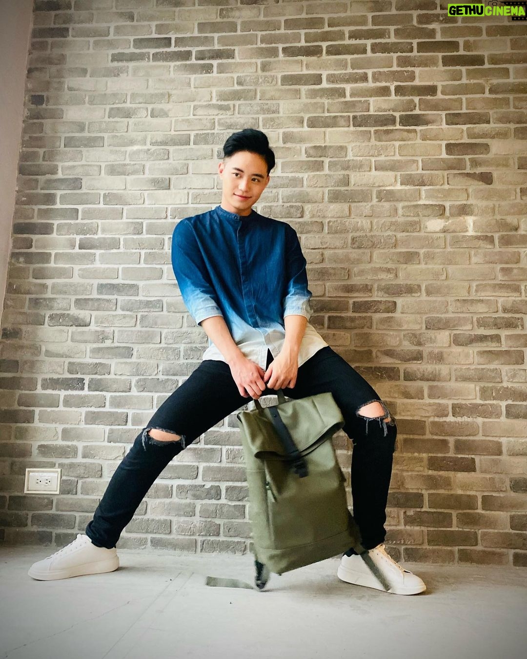 Tyler Ho Instagram - 「防水包也可以很斯文!」 看我照片左滑笑的有多一開不可收拾就知道,找到愛用品牌的喜悅! - (?) 我很奇怪的是對影像的鏡頭不會害羞,但是一碰到靜態攝影就很常尷尬到爆😭 拍照當模特一直都是大罩門…不過也謝謝有厲害,願意幫忙攝影的朋友,才有這組可愛照片! 台北最近真的雨都是沒有在客氣的一直猛下,近期最愛包沒有之一,真的有實用💙 對我來說最大的優點就是: 「完全防水」、「容納空間大」 濕漉漉的天氣,不管上班上學還是簡單外出,一裝就行囊全都塞進去~ 連16吋的電腦都能夠被附有襯墊的夾層保護地好好的。 我雖然不是材質專家,但隨意的性格很容易造成包包出現污漬、刮痕或有其他輕損的現象,不過這款RULLEN真的「很耐操!」 非常容易清潔,而且一背就感覺得到要背著3-5年都不成問題~很適合想要有個質感好包,又小資節省的年輕族群👍 下單前,歡迎大家使用我的85折扣優惠碼:TLHO @gastonluga @gastonluga_pezcrown_taiwan 網站底家✨✨✨:https://gastonluga.com/tw/ 全球免運,30天內免費退換 #anywherewithGL #GastonLuga 🌍全球30天免費退換貨服務 現正官網的活動是:夏日限定,凡購買任一背包即送Smiley環保袋(請以官網活動為主)