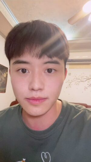 Tyler Ho Instagram - 我沒有喝酒
天氣熱 臉就會泛紅
濾鏡幹嘛一直要把我的臉紅擋住😩

@shopee_tw 蝦皮老師這是我的作業🤓
@helloiamhook Hook好可愛藉機表白一下🫣
#tonguetwisterchallenge #chinese