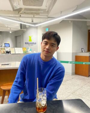 Tyler Ho Instagram - 💙💙💙 
대충 입고 나와 넌 뭘 입어도 예쁘니까
-
隨便穿就好 反正你穿什麼都好看啦