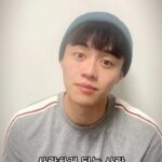 Tyler Ho Instagram - 喜歡上一個人，是不需要理由的。 - 누군가를 좋아하게 되는 것은 이유가 필요 없다. - Falling in love with someone need not a reason. #tysactingpractice #연기 #表演練習 半夜翻來覆去睡不著，索性起身來了場久違的表演練習，靜下心來跟自己工作。 用外語表演最大的難處在於，很多字詞比起母語更難抓到感覺，更難滲透和重擊到自己的心，造成往往表達出來也會讓接收的人（特別該語言母語者）因為口音、語調、斷句、發音，和說話方式而難以產生共鳴。 如果語言只是拿來溝通當然不需要這麼苛究，能聽懂就萬事如意。但距離能用它傳遞情感，我還是需要更多的努力。 雖然以前拍了不少搞笑片子混著外語，但不能忘本，我是演員我是演員我是演員，講三次很重要，我難得正經，威～～～