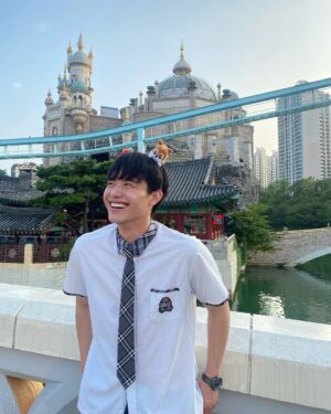 Tyler Ho Instagram - 我人在台灣工作了
（沒有一直玩，雖然想要一直玩）
等200分鐘玩2分鐘的遊樂設施
真的久久一次就好了
-
롯데월드데이트