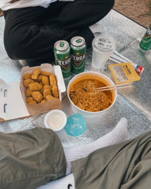 Tyler Ho Instagram - 在漢江吃炸雞配啤酒
-
한강에서 치맥 먹기✅
-
Chicken & beer along the Han River