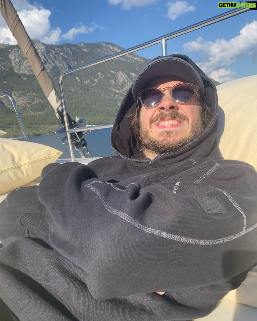 Ulvi Kahyaoğlu Instagram - kapüşon ve şapka seviyorum, herkesin bayramını kutluyorum.