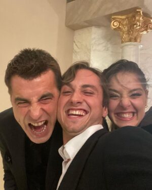 Ulvi Kahyaoğlu Instagram - Dün ekipçe ödül aldık, bugün de Pınar’ın doğum günü. 

İyi ki böyle bir ekip,
İyi ki böyle bir yol arkadaşı,

Sonda da sürpriz var.