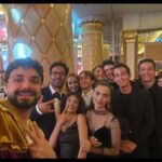 Ulvi Kahyaoğlu Instagram - Dün ekipçe ödül aldık, bugün de Pınar’ın doğum günü. İyi ki böyle bir ekip, İyi ki böyle bir yol arkadaşı, Sonda da sürpriz var.
