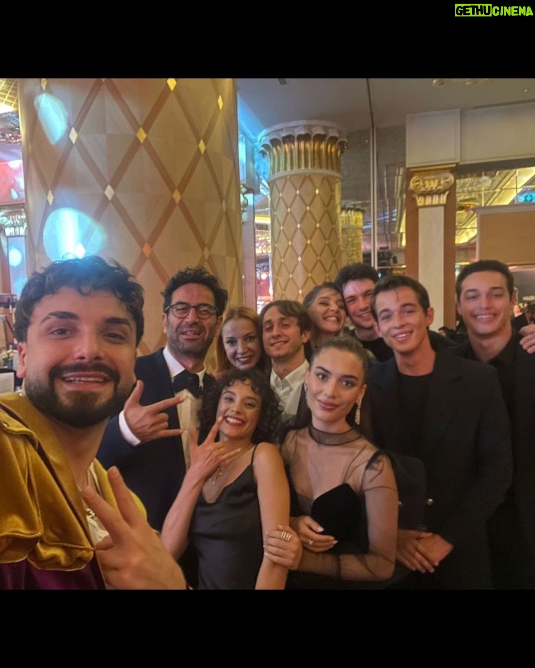 Ulvi Kahyaoğlu - 176.1K Likes - Dün ekipçe ödül aldık, bugün de Pınar’ın doğum günü.
İyi ki böyle bir ekip,
İyi ki böyle bir yol arkadaşı,
Sonda da sürpriz var.