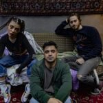 Ulvi Kahyaoğlu Instagram – Bugün “SIĞINAK” yolculuğu başlıyor.

Dünya tiyatro günümüz kutlu olsun. 

Yazar: Martyna Majok
Çevirmen: Hira Tekindor
Yönetmen: İbrahim Çiçek
Yönetmen Yardımcısı: Bengü Uzun
Sahne – Kostüm Tasarım: Ceyda Balaban
Işık Tasarım: İbrahim Çiçek, Ceyda Balaban
Müzik ve Efekt: Ömer Sarıgedik
Koreograf: Taner Güngör
Işık Uygulama: Ali Tunç
Sahne Amiri: Dmitri Boicov
Fotoğraf ve Afiş: Ayşegül Karacan
Uygulayıcı Yapımcı: Cenk Suyabatmaz
Mekan Yönetimi: Şirin Sultan Saldamlı
Video edit: Ülken Tokgöz
Proje ekibi: Defne Burnaz, Sanem Adar, Faik Eriten, Özgür Daniel Foster, Melih Tuma

Oyuncular: Selin Şekerci, Uğur Uzunel, Ulvi Kahyaoğlu