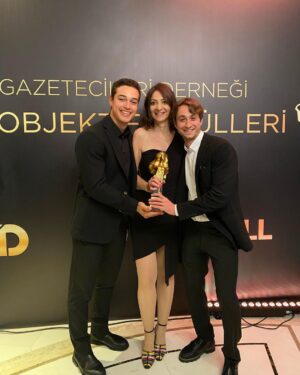 Ulvi Kahyaoğlu Instagram - Dün ekipçe ödül aldık, bugün de Pınar’ın doğum günü. 

İyi ki böyle bir ekip,
İyi ki böyle bir yol arkadaşı,

Sonda da sürpriz var.