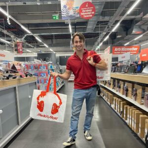 Ulvi Kahyaoğlu Instagram - Tamam okula dönenlerden değilim ama bu kampanyayı kaçıramazdım.🛎MediaMarkt'ın okula dönüş kampanyasından ben alacağımı aldım💻📱⌚️, sıra sizde! #DersimizMediaMarkt
#keyfinebak @mediamarkt_tr #işbirliği