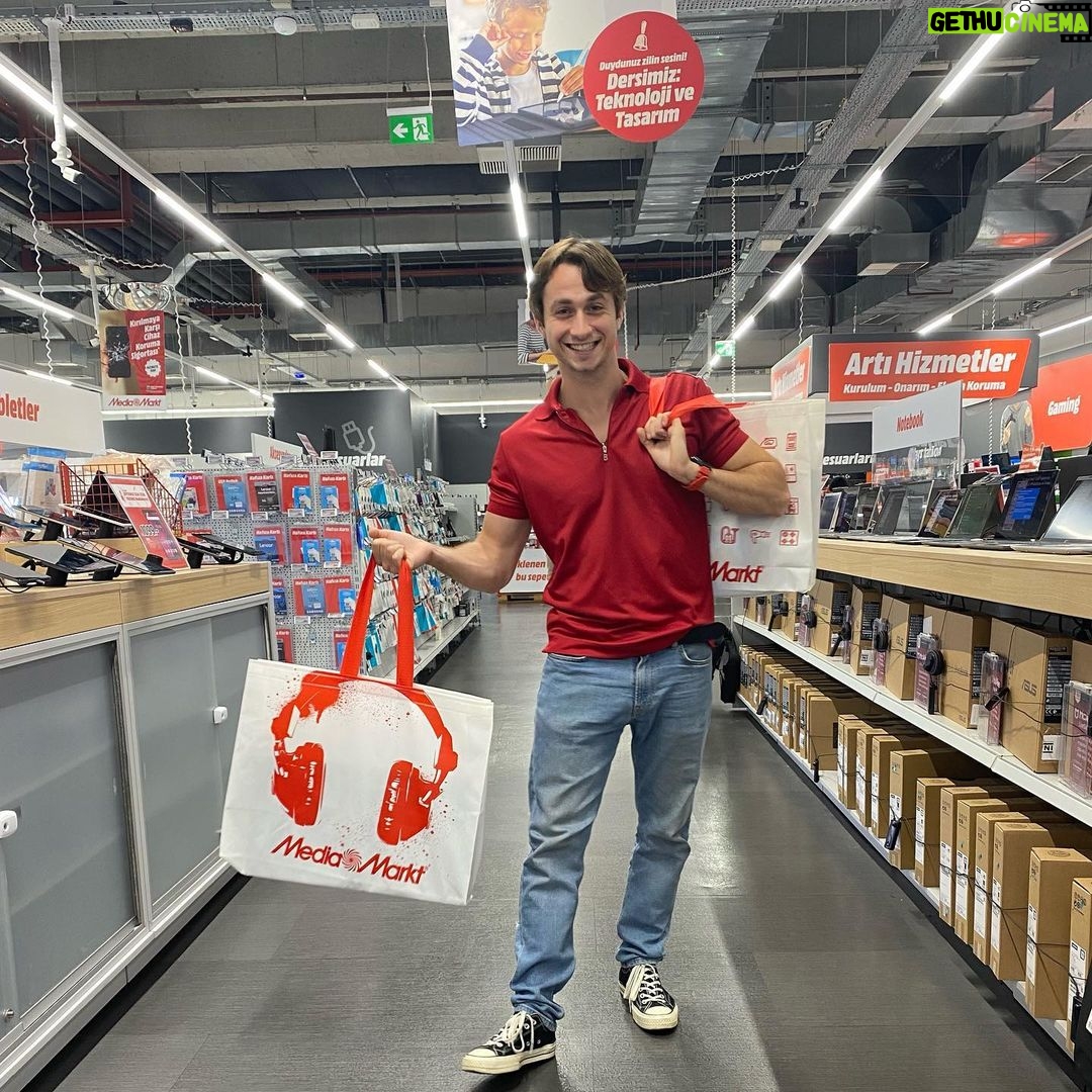 Ulvi Kahyaoğlu - 87K Likes - Tamam okula dönenlerden değilim ama bu kampanyayı kaçıramazdım.🛎MediaMarkt'ın okula dönüş kampanyasından ben alacağımı aldım💻📱⌚️, sıra sizde! #DersimizMediaMarkt
#keyfinebak @mediamarkt_tr #işbirliği