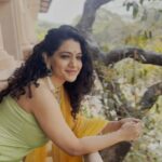 Urmilla Kothare Instagram - 💚 💚 💚 . . 💎 Jewelery by @aurumdestinationjewels 📸 @rishikeshbhambure 💫 Edited by @saurabh_bhanage.7 . . #reels #instamood #reelsindia #urmilakothare #reelitfeelit #goodvibes #fashiondiaries #style #reelsinstagram Mumbai - मुंबई