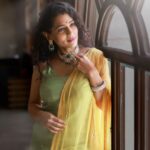 Urmilla Kothare Instagram - 💚💛 हमको मिली है आज ये, घड़ियां नसीब से... जी भर के देख लीजिए, हमको करीब से... . . 💎 Jewelery by @aurumdestinationjewels 📸 @rishikeshbhambure 💫 Edited by @saurabh_bhanage.7 . . #instagood #photooftheday #goodvibes #weekend #photoshoot #fashion #ootd #style #urmilakothare