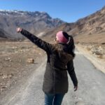 Ushasi Ray Instagram - Kese mein dil ko yoon araam doon Kahin kho jaoon gham mein bhula ke sabhi Milte bicharte hain iss rah mein Teri awaaz phir yoon bulaye……. #reels #travelgram #reelsinstagram #mountaingirls #spitivalley #kaza #himachal #wanderlust #ushasi Kaza Spiti Valley