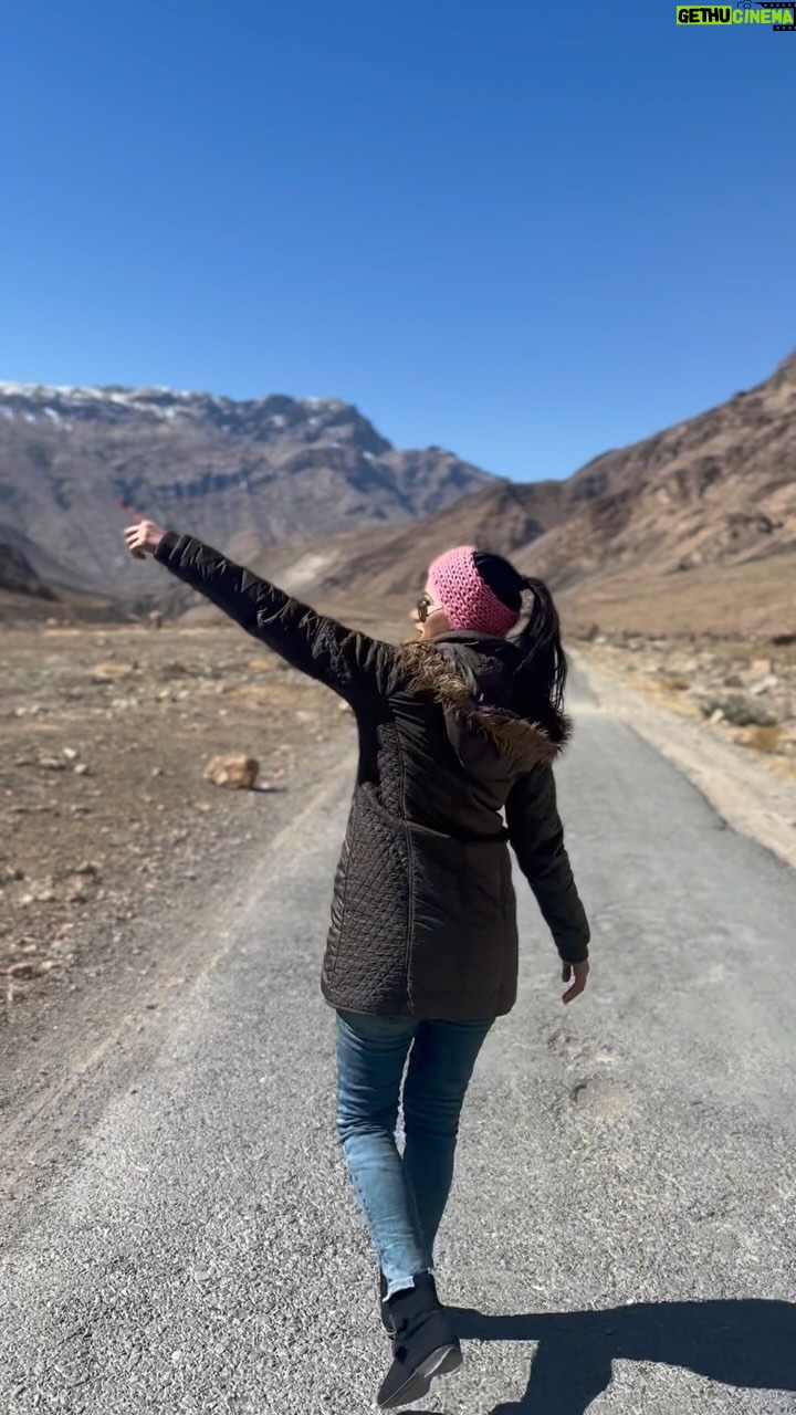 Ushasi Ray Instagram - Kese mein dil ko yoon araam doon Kahin kho jaoon gham mein bhula ke sabhi Milte bicharte hain iss rah mein Teri awaaz phir yoon bulaye……. #reels #travelgram #reelsinstagram #mountaingirls #spitivalley #kaza #himachal #wanderlust #ushasi Kaza Spiti Valley