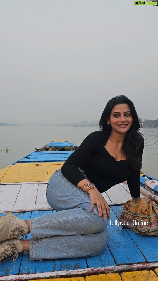 Ushasi Ray Instagram - মাঝিরে ও মাঝিরে 🫰 @ushasi #kolkata #Ganges #winter