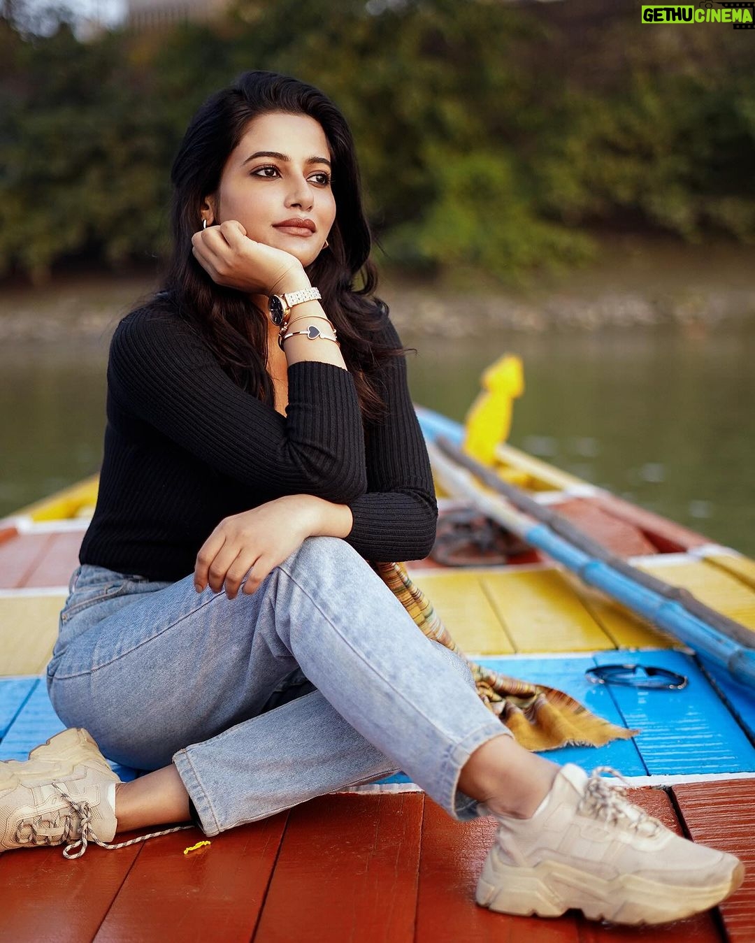 Ushasi Ray Instagram - ভেসে যায় আদরের নৌকো...সাথে অনেক কিছু স্মৃতি নিয়ে ২০২৩ যা সারাজীবন থেকে যাবে আমার সাথে ...ধন্যবাদ সবাইকে ❤️ 📸 @sahil_paswan_2646_