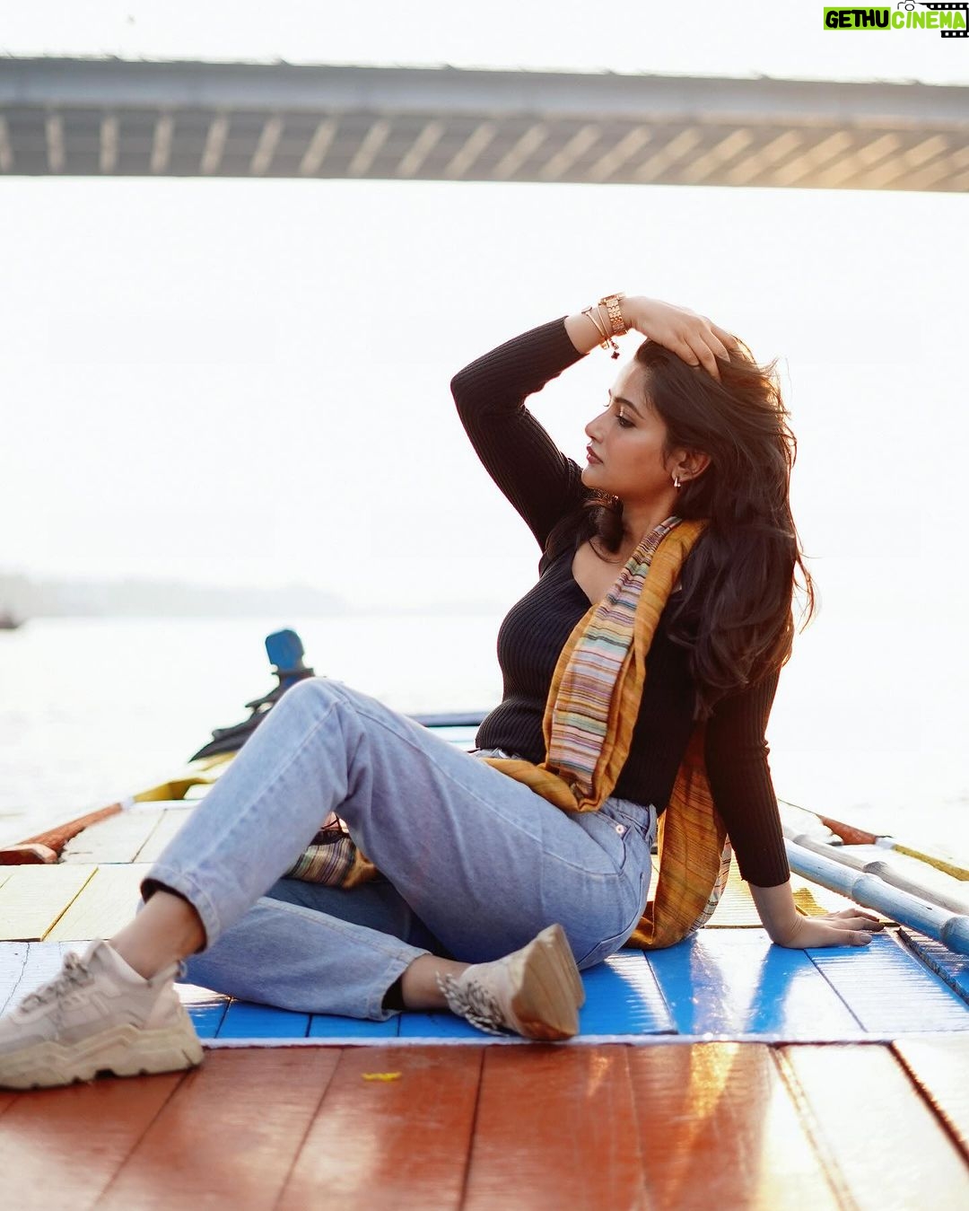 Ushasi Ray Instagram - ভেসে যায় আদরের নৌকো...সাথে অনেক কিছু স্মৃতি নিয়ে ২০২৩ যা সারাজীবন থেকে যাবে আমার সাথে ...ধন্যবাদ সবাইকে ❤️ 📸 @sahil_paswan_2646_