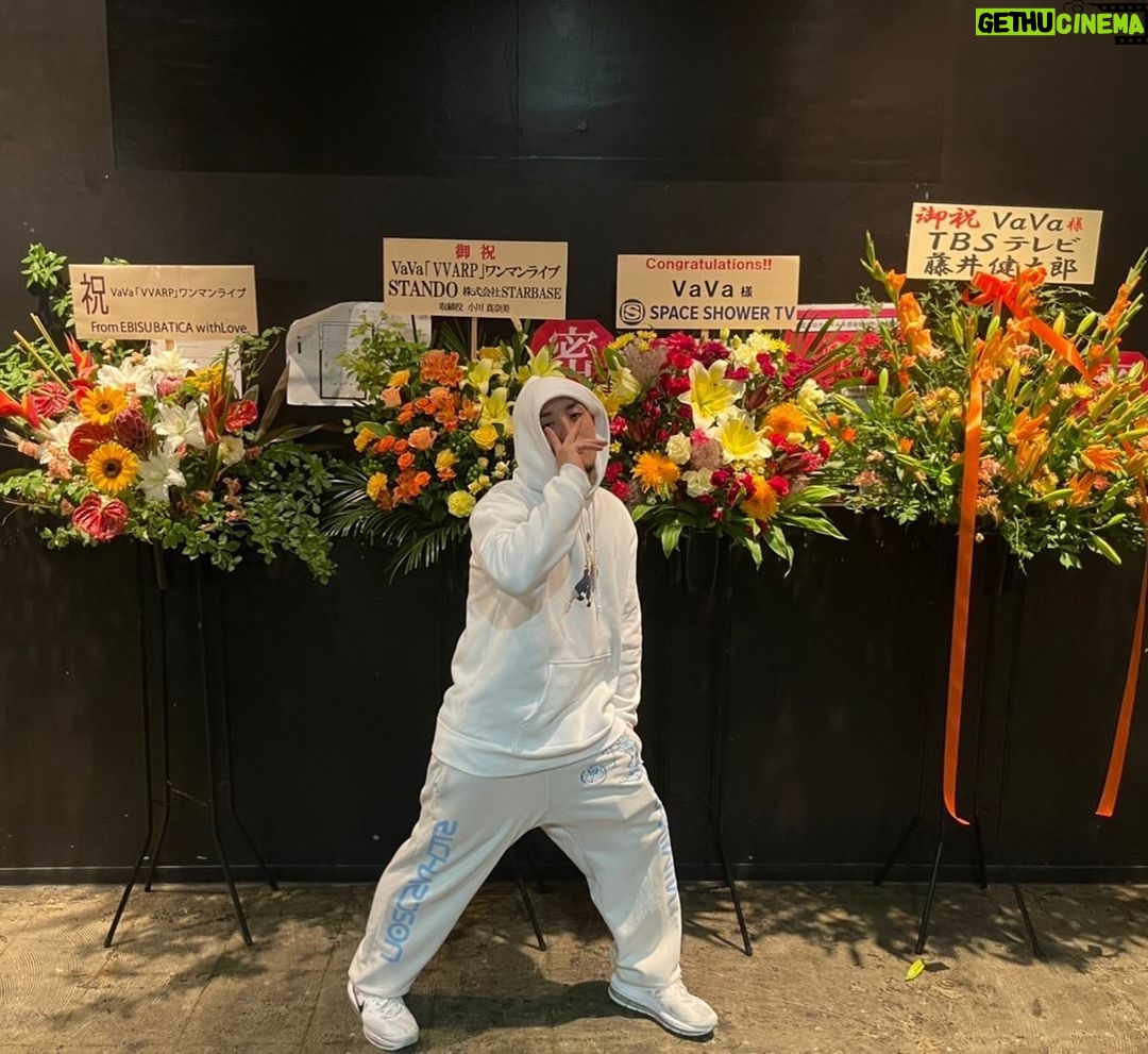 VaVa Instagram - "VVARP" Release One Man Live 東京編、ありがとうございました! ワンマンライブは毎回 とても特別な気持ちになります。 みんなはどうだったかな? "VVARP"をたくさん聞いて 今日を楽しみにして来てくれてたんだなって みんなの気持ちがステージで 歌ってる時からガンガン伝わってきて LIVE中にまた感動してしまいました。泣 本当にど平日なのに、 みんな見に来てくれて有難う!! そしてみんなの人生の時間をVaVaに 捧げてくれてありがとう。 これからも"VVARP"をずっと 聞いてくれたら嬉しい、す🥲 愛に溢れた1日だった…! 📸 @cherrychillwill PS: 今度は休日にやりたい。というかやろう。 | \ __ / _ (m) _ |ミ| / .`´ \ ∧_∧ (・∀・∩ (つ 丿 ⊂_ ノ (_) LIQUIDROOM
