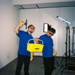 VaVa Instagram - -THX 2021- ⁡ 今年はODDTAXIの劇伴音楽を 担当させてもらったり、 Koedawg氏を迎えての"Sekai"や、 BIMとの"Fruit Juice" PUNPEEさんとOMSBくんと、沙良さんで "Wheels"という曲を作ったり、 JUBEEと"Vanilla"という曲を作ったり。 Apexきっかけで繋がったYo-Seaくんと、 OMSBくんを迎えてのTriforce、 他にもAkonやMineCraftなどなど… 色んなことにトライした一年でした。 ⁡ okadadaさんを迎えての オタクインダフッドにより 一部の方に住所がバレたり。 ⁡ 一年半延期となった 僕のワンマンファイナルが やっと開催できたり。 それが730というライブアルバムになったり。 ⁡ Liveの1曲目で足を捻挫したり、 自分の謎のカードダス出したり、 Summit10周年のEYESCREAMで 表紙にお邪魔したり、 MVには出演してたけど、参加していなかったTheme SongにRapで参加できたり。 ファンの子がVaVaのタトゥーを入れてたり。 Junとサウナに行ったり。 ⁡ 毎日夜、ゲームで最高な先輩たちと遊べたり、 LIVEがどんどん出来るようになっていったり あんまり更新できてないけど、 ゲーム実況チャンネルを作ったり。 Summitのクイズ大会があったり。 大好きなすぎやまこういち先生が亡くなられたり。 ⁡ 近くにうまいラーメン屋ができたり ハムスターを飼ったり、 笑ったり笑わせたり 怒ったり怒らせたり 曲を作ってはボツにしたりなど、 色々あり、アルバムVVORLDから 約3年が経とうとしています。 ⁡ 2022年、もっとみんなを楽しませるよ。
