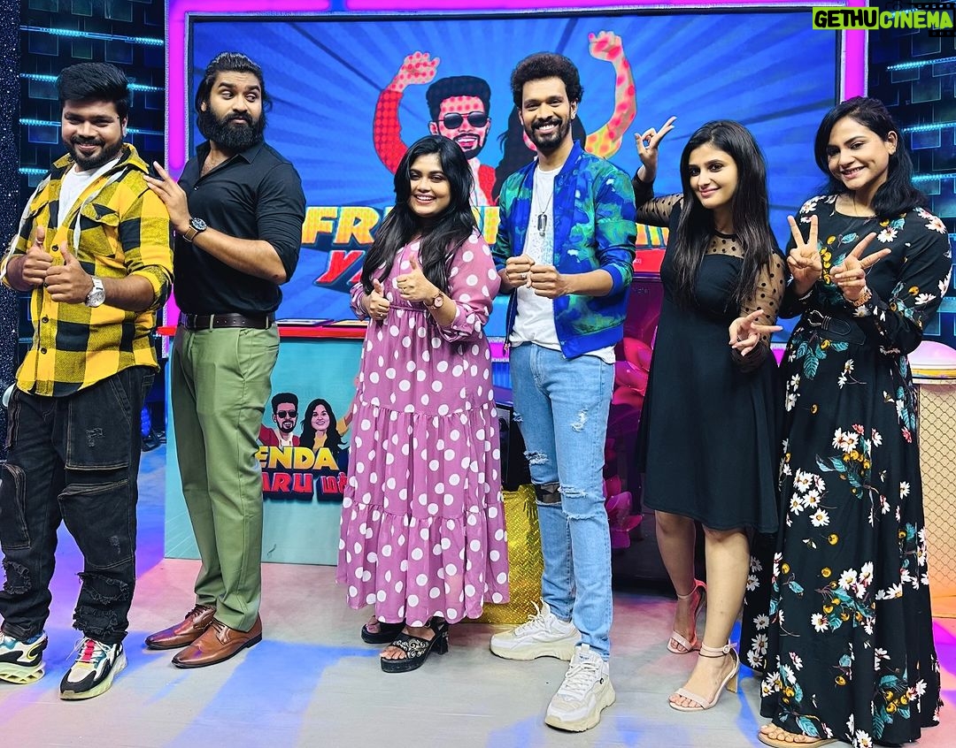 Vaishu Sundar Instagram - Ponni Serial Team ๐๐๐๐ @mediamasons Proudly presents โFrienda Pola Yaaru Machaโ - Fun Game Show ๐ฅ @actorsabari @vaishusundarofficial @actorthoufiq_official @anuanand_official @adavadi_ansar Costume : @styl_chennai #mediamasons #fpym #ponni #ponniserial #anuanand #adavadiansar #vijaytvserial #vijaytv