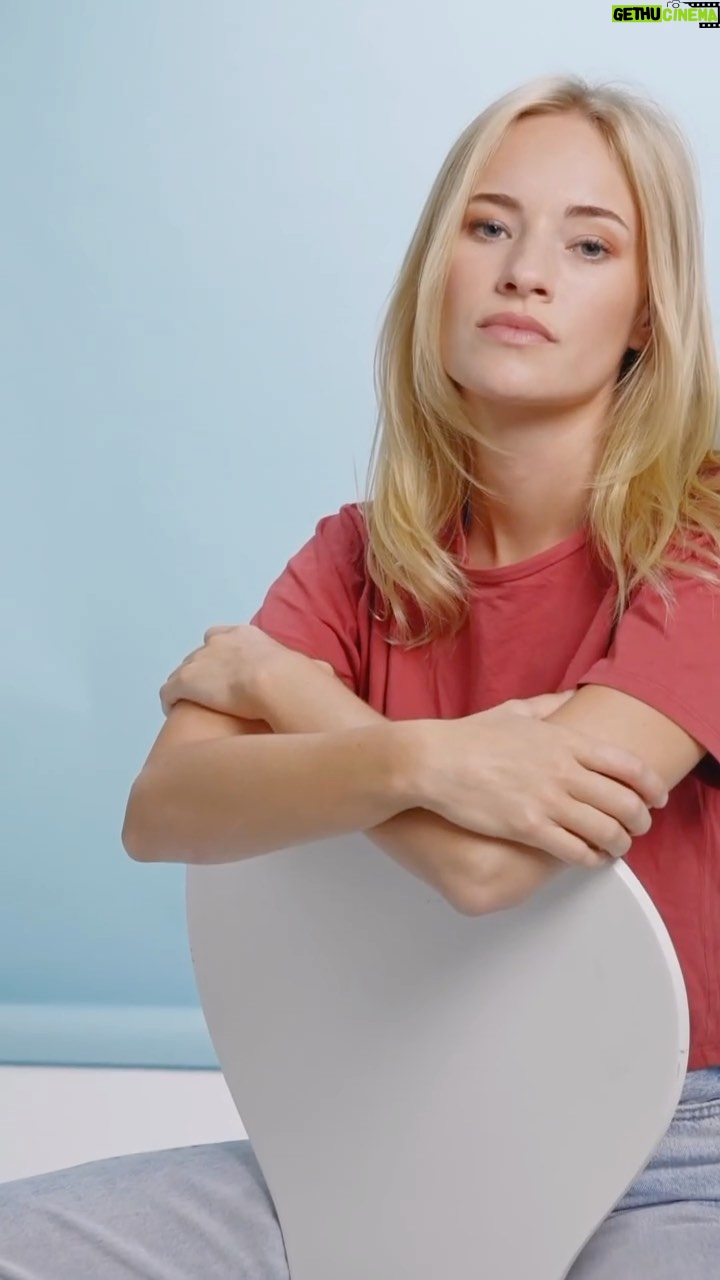Valerie Huber Instagram - Allein in Österreich starben in den letzten Jahren durchschnittlich 3 Frauen pro Woche (!!) an HPV-bedingtem Krebs und niemand spricht darüber. Was das Ganze noch trauriger macht, ist, dass man sich ganz einfach schützen könnte. Ich zum Beispiel hatte das Glück, dass meine Eltern gut informiert waren und mich schon als Jugendliche gegen bestimmt HP-Viren impfen ließen. Deshalb möchte ich zusammen mit der Initiative „Gemeinsam gegen HPV. Gemeinsam gegen Krebs“ darauf aufmerksam machen, dass die HPV-Impfung zum Schutz vor bestimmten Krebsarten in Österreich für alle zwischen dem 9. und 21. Geburtstag jetzt kostenfrei ist! Ich finde das ist revolutionär. Informiert euch bei eurem Arzt oder eurer Ärztin – das ist der erste Schritt, um euch und eure Liebsten vor Krebs zu schützen. https://www.gemeinsam-gegen-hpv.at/ @gemeinsam.gegen.hpv #cancerawareness #fightcancer #HPV #HPVImpfung #Krebsvorsorge #Krebsprävention #HPVawareness #gemeinsamgegenKrebs #stayhealthy #achteaufdeinegesundheit #awareness #health #healthy #Gebärmutterhalskrebs #Gesundheit #Krebs #Cancer